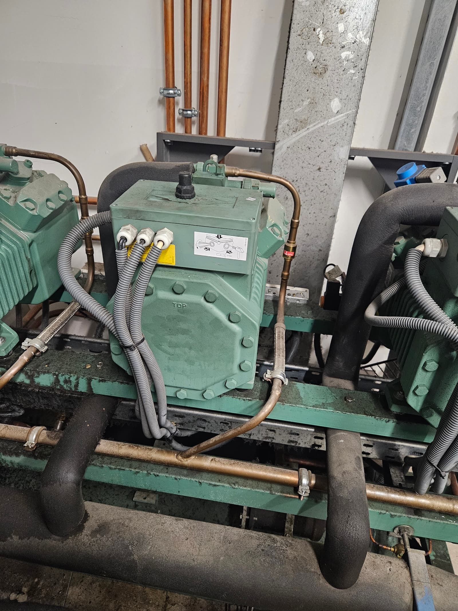 Krupni plan Bitzer industrijskog kompresora. Pouzdani kompresori za najzahtevnije rashladne sisteme.