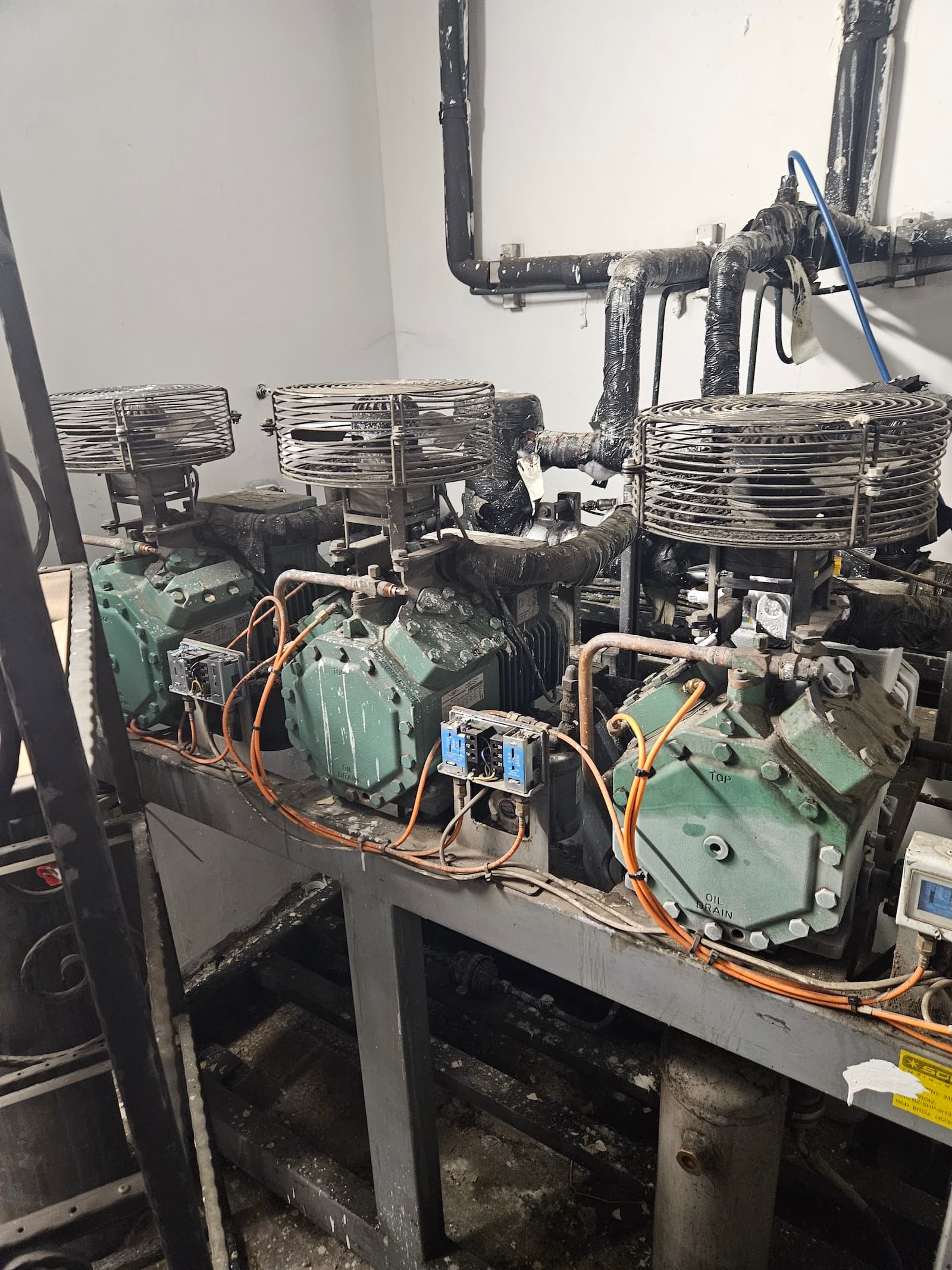 Bitzer kompresorski regal sa kondenzatorom rashladnog sistema. Kompaktno rešenje za centralizovane rashladne sisteme.