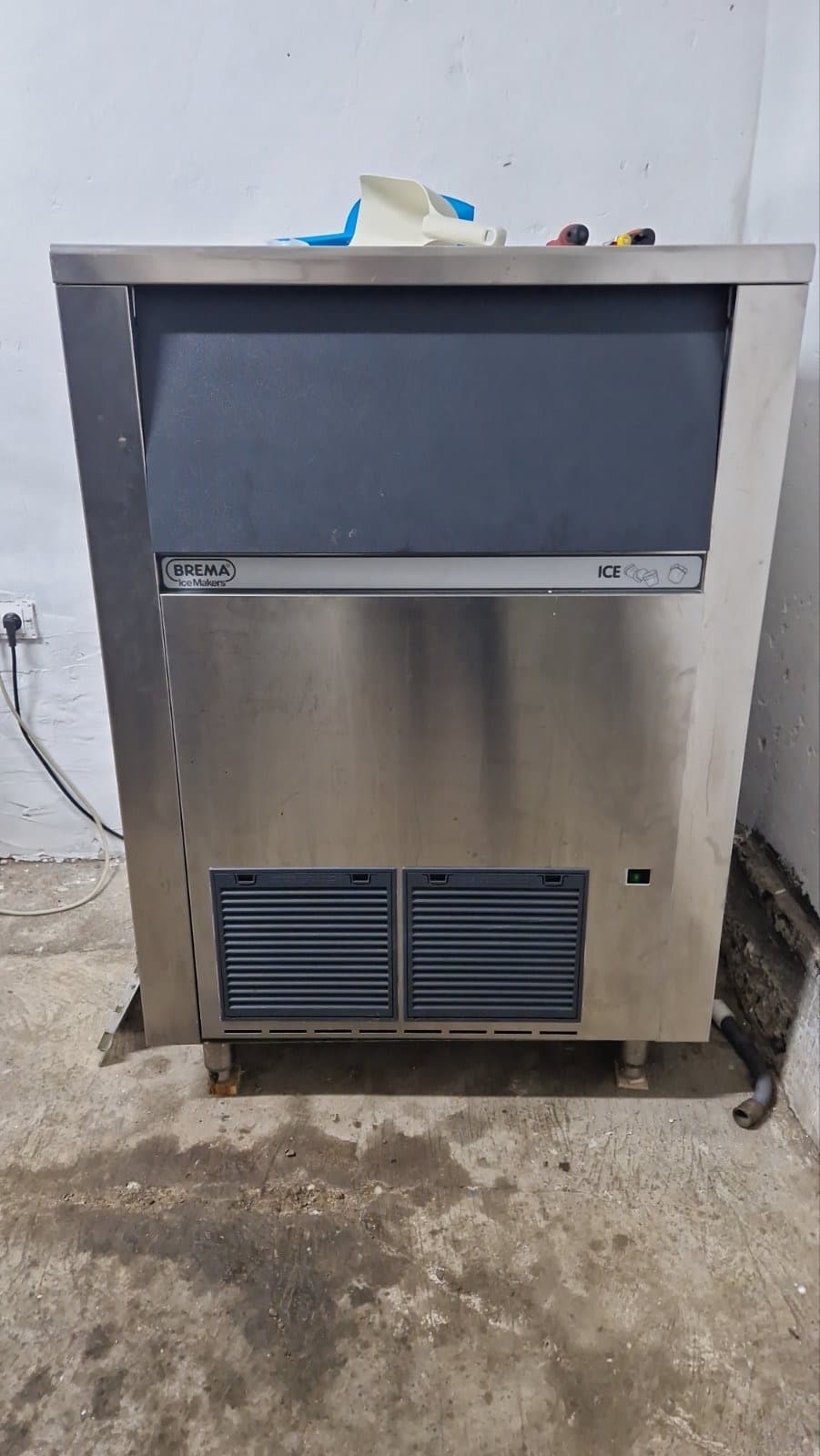 Brema industrijski ledomat od nerđajućeg čelika tokom servisa. Redovno održavanje za neprekidnu proizvodnju leda.