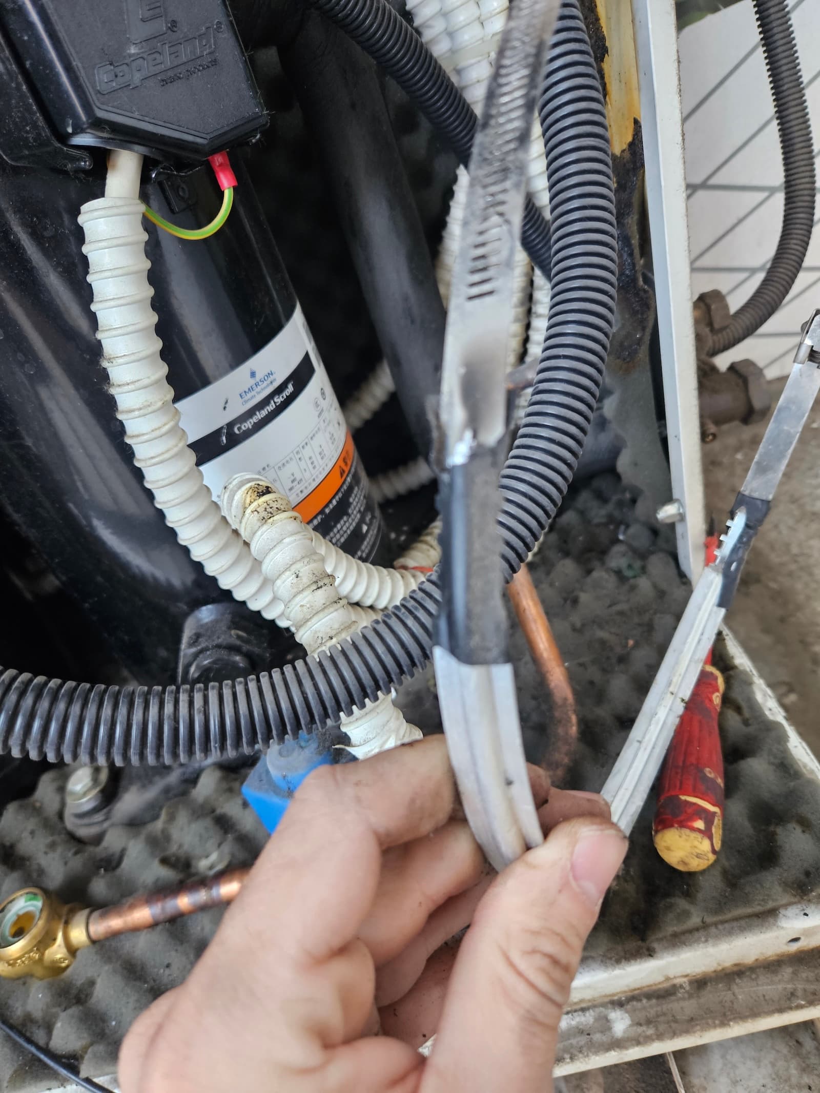 Provera elektro konekcija na kompresoru i kondenzatoru tokom dijagnostike. Otkrivanje labavih i oksidiranih spojeva koji uzrokuju pregrejavanje opreme.