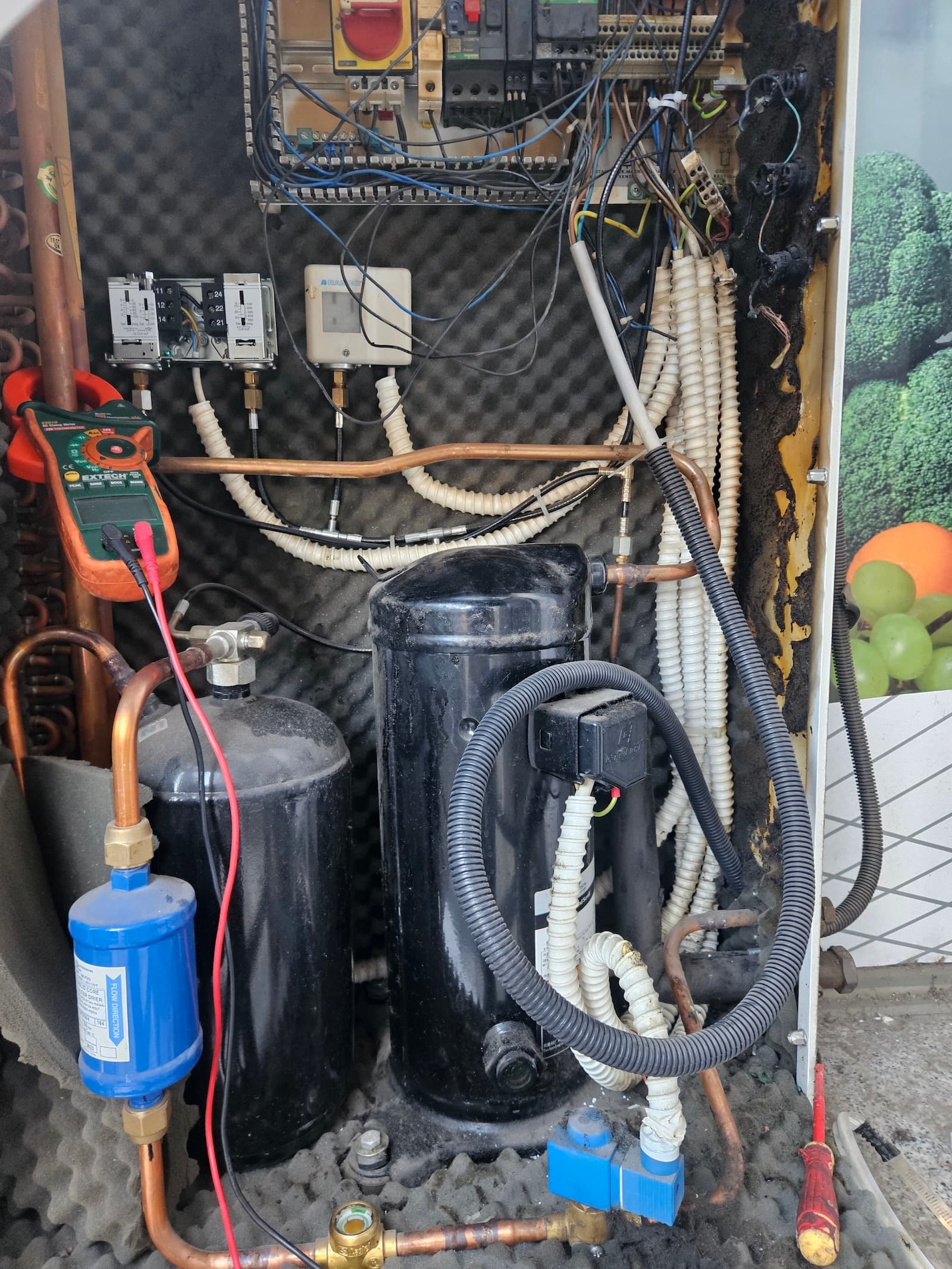 Dijagnostika spoljne jedinice, pristup kompresoru i akumulatoru. Merenje strujnog opterećenja kleštima i provera rada kompresora pre odluke o remontu.