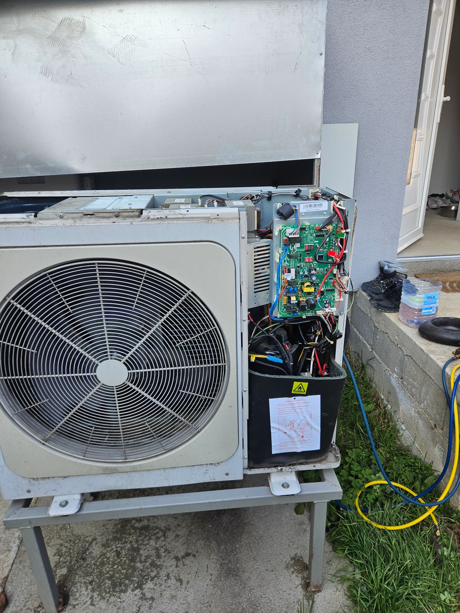 Dijagnostika spoljne jedinice klime, otvorena elektronika. Detaljan pregled elektronskih komponenti za utvrđivanje uzroka kvara.