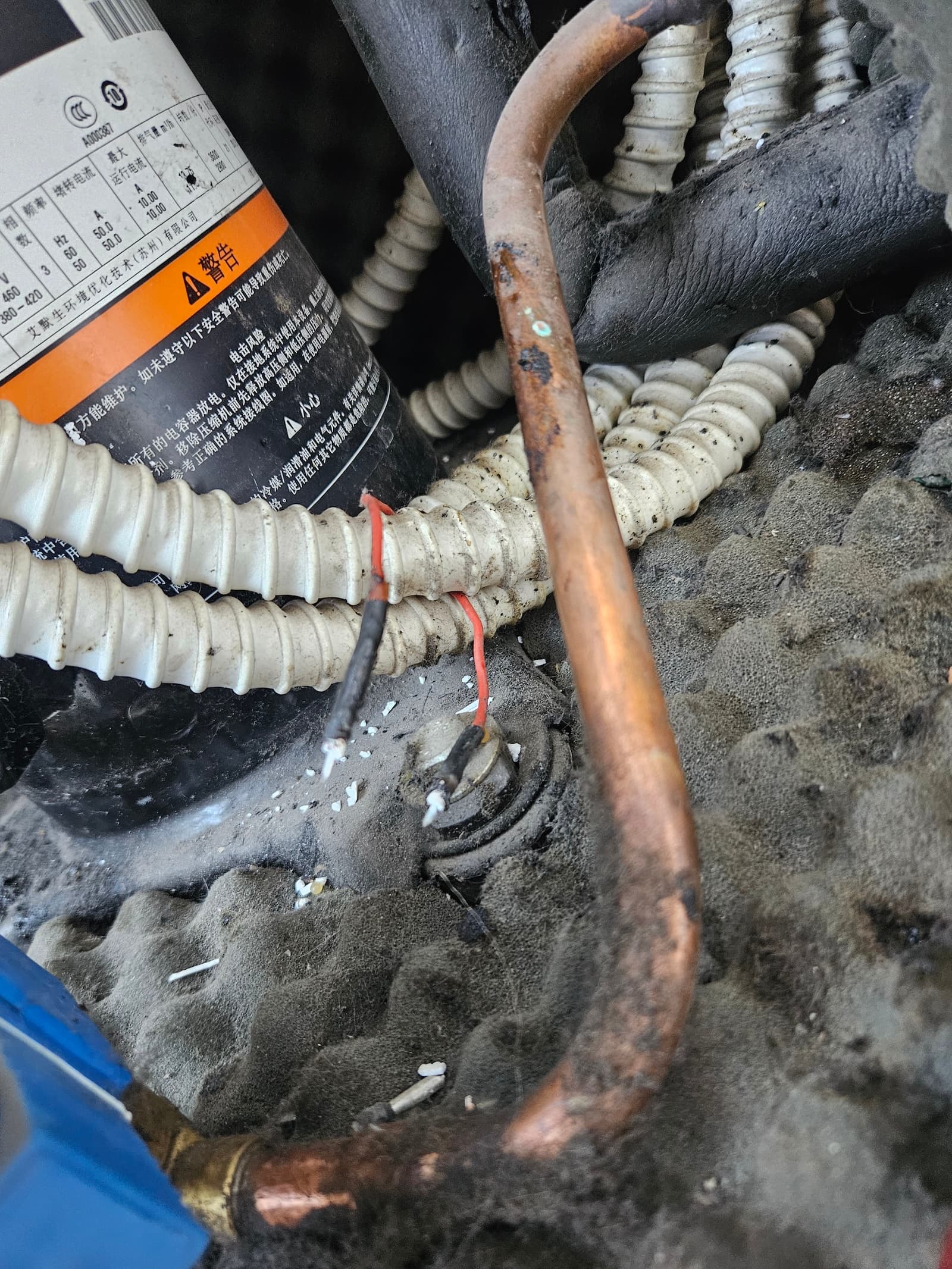 Zaprljanost akumulatora i bakarnih cevi u spoljnoj jedinici. Naslage prašine na izolaciji smanjuju efikasnost odvođenja toplote i ubrzavaju kvarove.