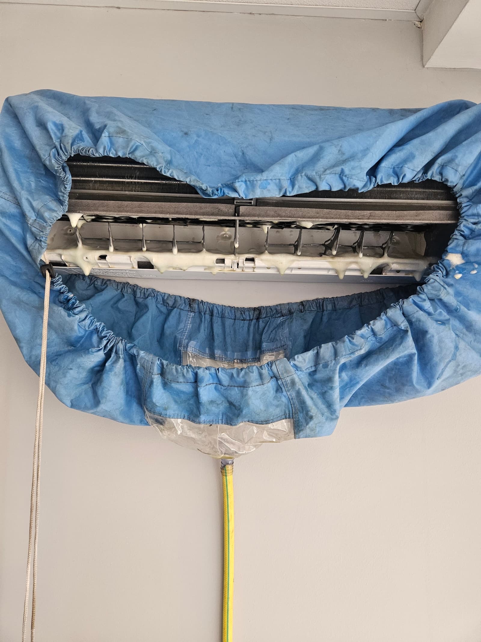 Dubinsko čišćenje unutrašnje jedinice klime sa zaštitnom kesom. Kompletno pranje evaporatora, ventilatora i kućišta za maksimalnu higijenu.