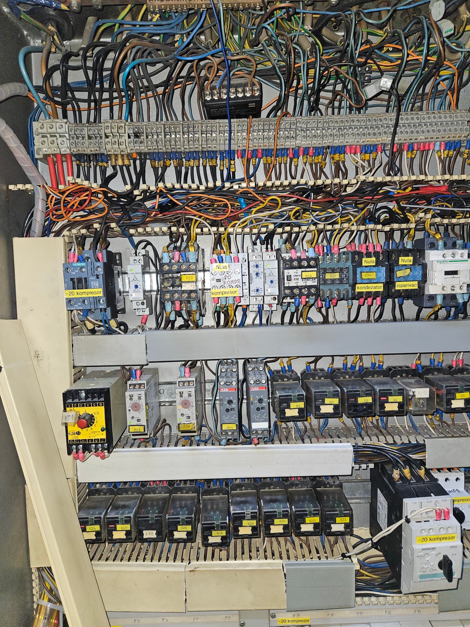 Elektro razvodna tabla rashladnog sistema sa automatikom. Siguran i pouzdan rad celokupnog rashladnog postrojenja.