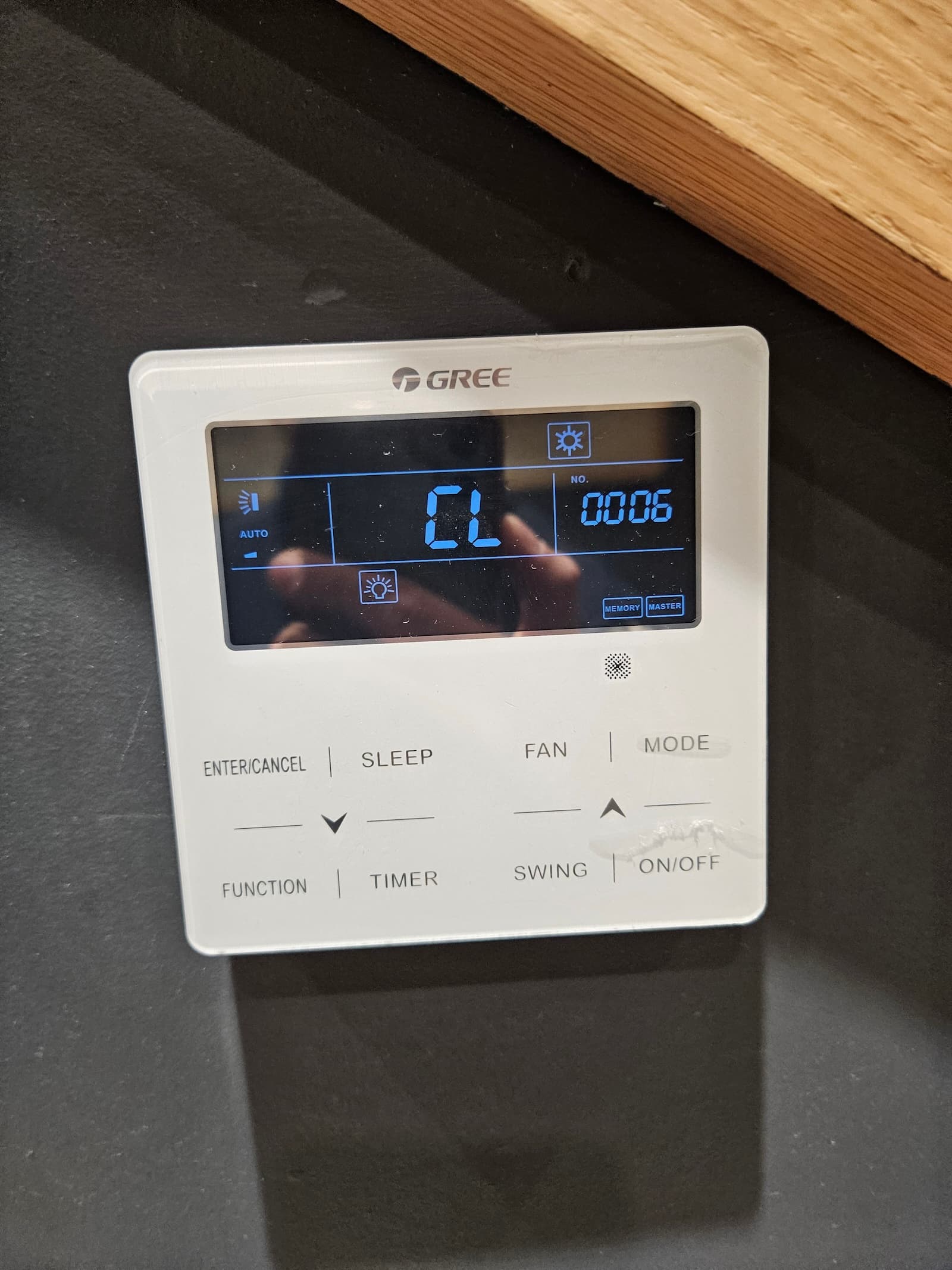 Gree žični kontroler klima sistema. Centralizovano upravljanje VRF sistemom za preciznu kontrolu temperature u svakoj zoni.