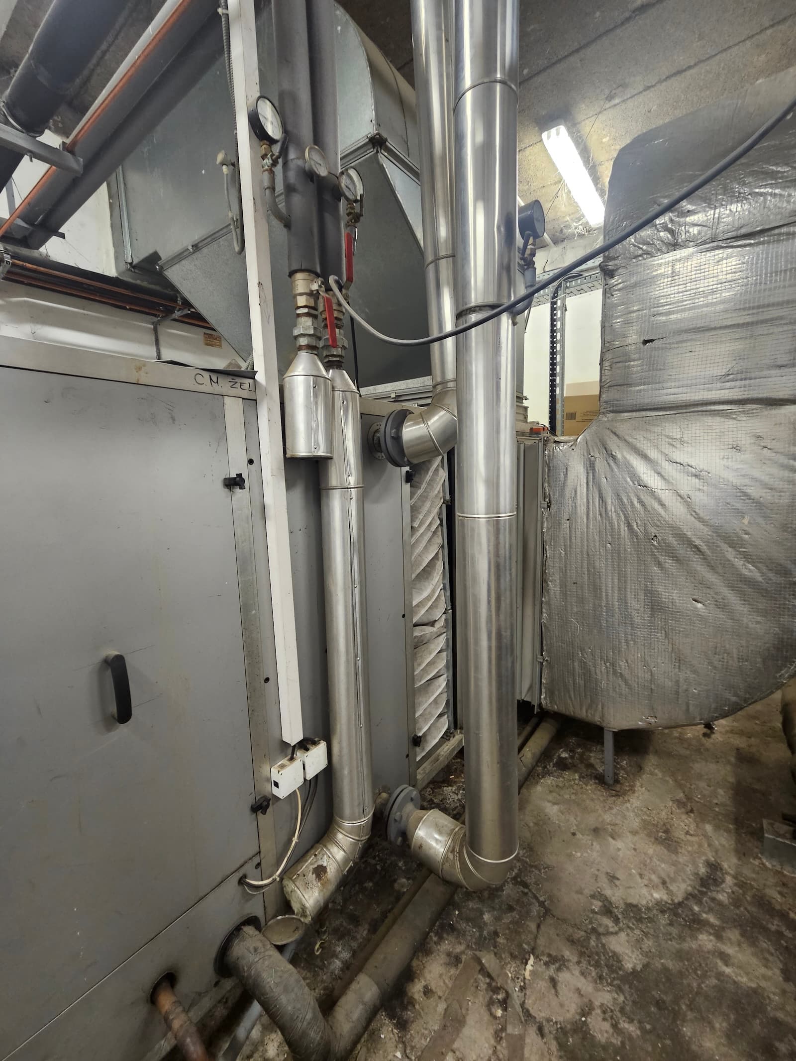 HVAC mašinska soba sa klima komorom i instalacijom cevi. Složeni sistemi za klimatizaciju velikih objekata.