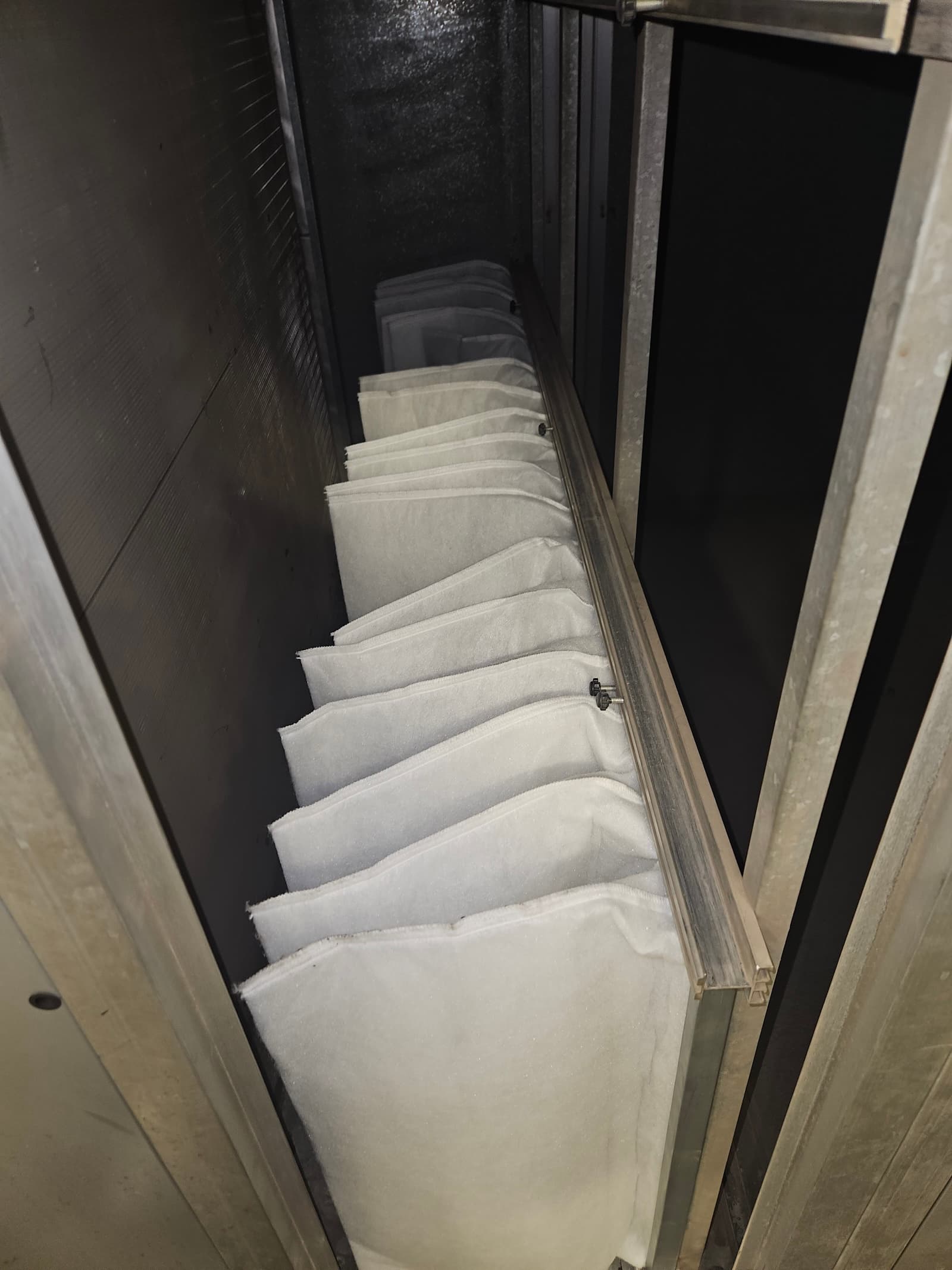 Nov, čist vrećasti filter HVAC sistema posle zamene. Čist filter obezbeđuje optimalan protok i kvalitet vazduha.