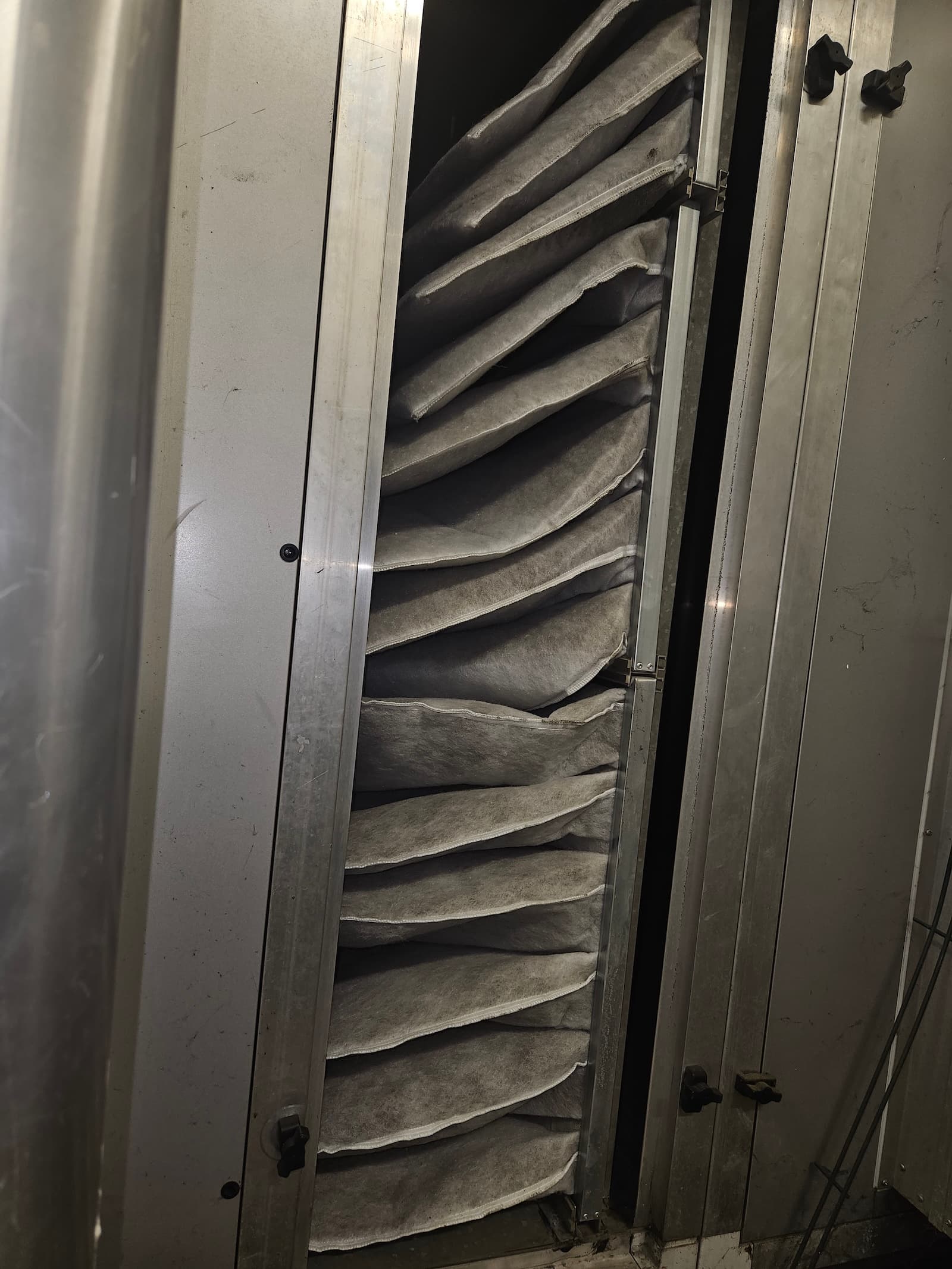 Prljav vrećasti filter HVAC sistema pre zamene. Redovna zamena filtera je ključna za kvalitet vazduha u objektu.