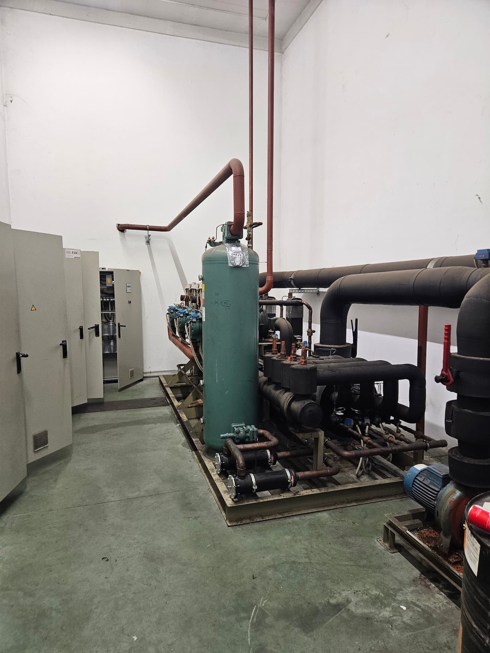 Industrijska mašinska soba sa Bitzer kompresorom i cevnim razvodom. Srce rashladnog sistema velikog kapaciteta.