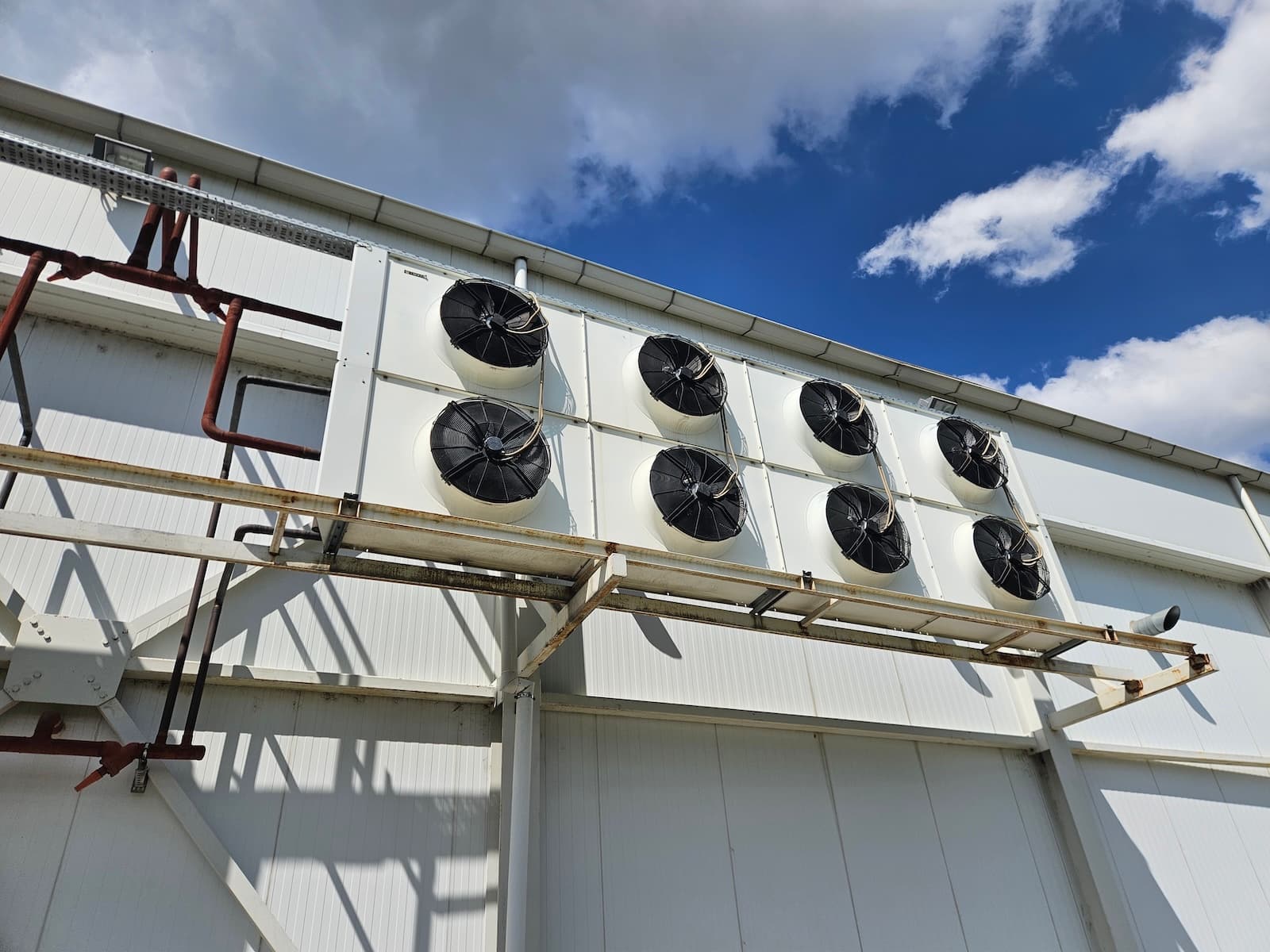 Industrijski kondenzator hladnjače sa šest ventilatora. Veliki rashladni kapacitet za industrijske hladnjače.