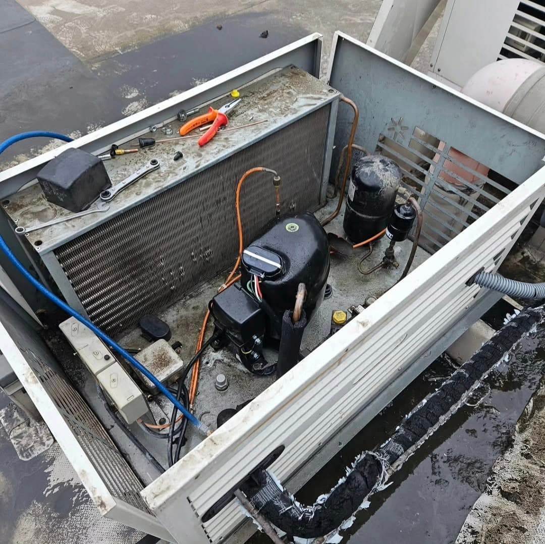 Servis rashladne jedinice, čišćenje kondenzatora na krovu. Redovno održavanje za sprečavanje pregrevanja sistema.