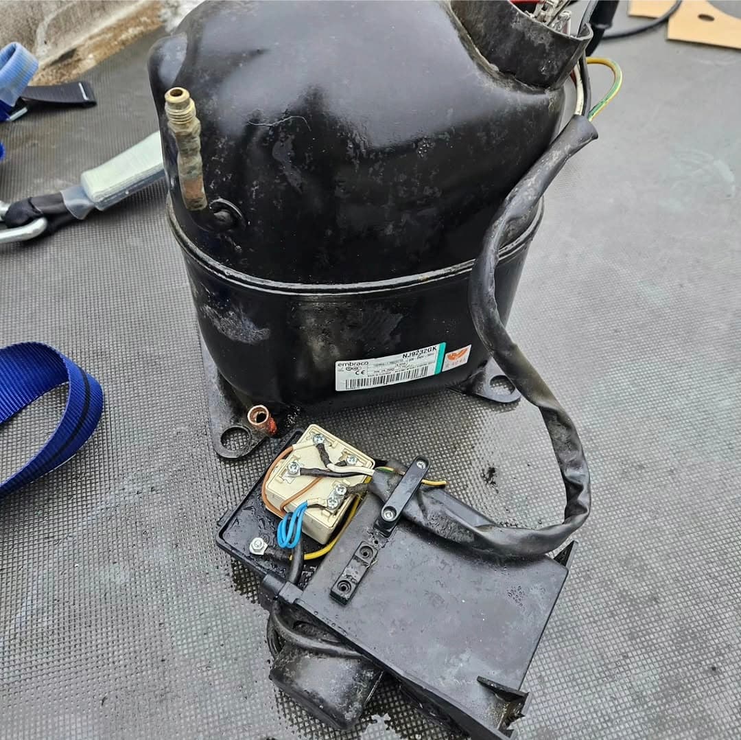 Stari kompresor spreman za zamenu tokom remonta. Zamena dotrajale opreme za pouzdaniji rad.