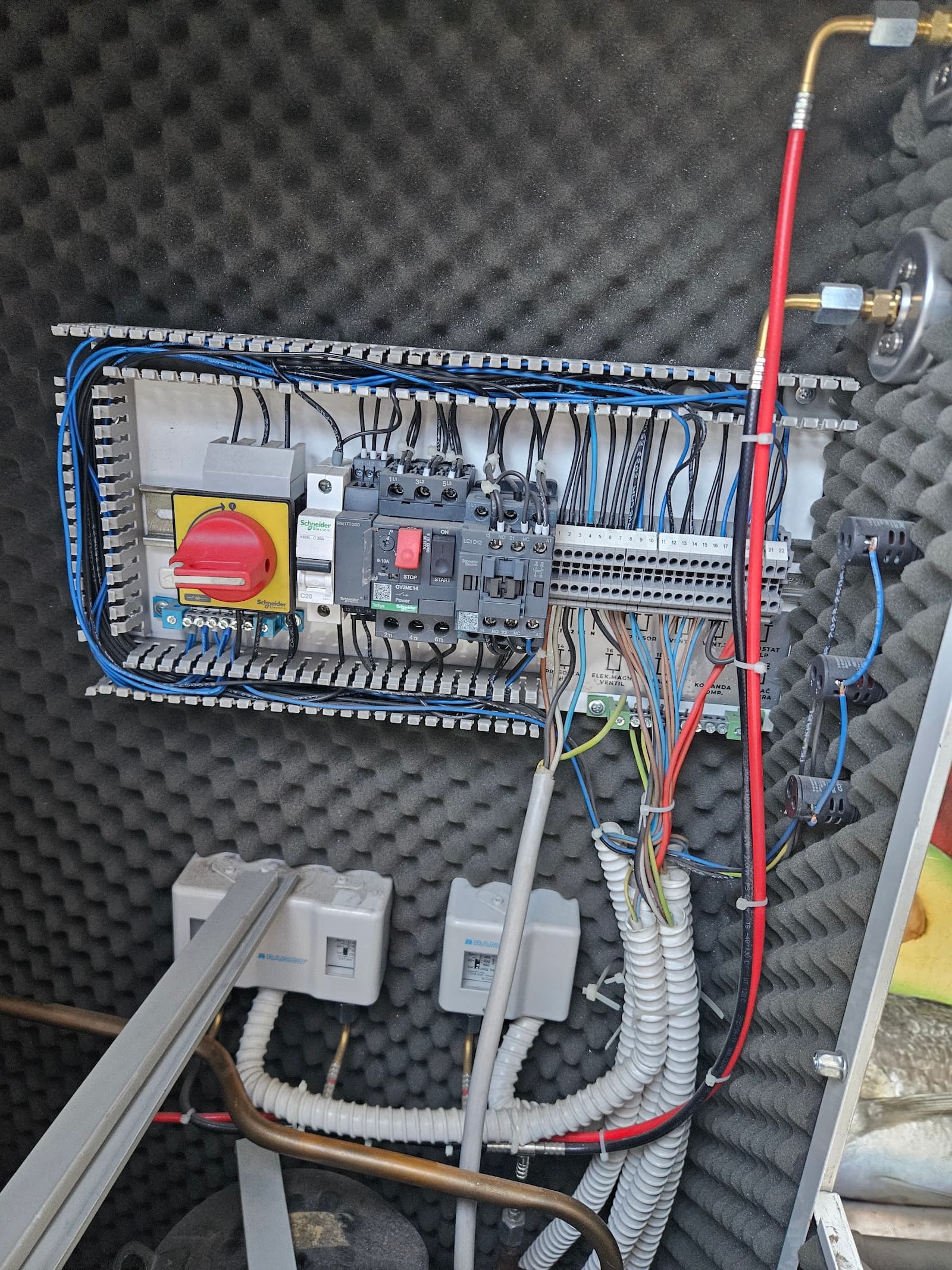 Nova elektro tabla spoljne jedinice nakon remonta. Zamenjeni glavni prekidač, kontaktor i osigurači, uredno provučeno ožičenje i potpuno obnovljena izolacija kućišta.