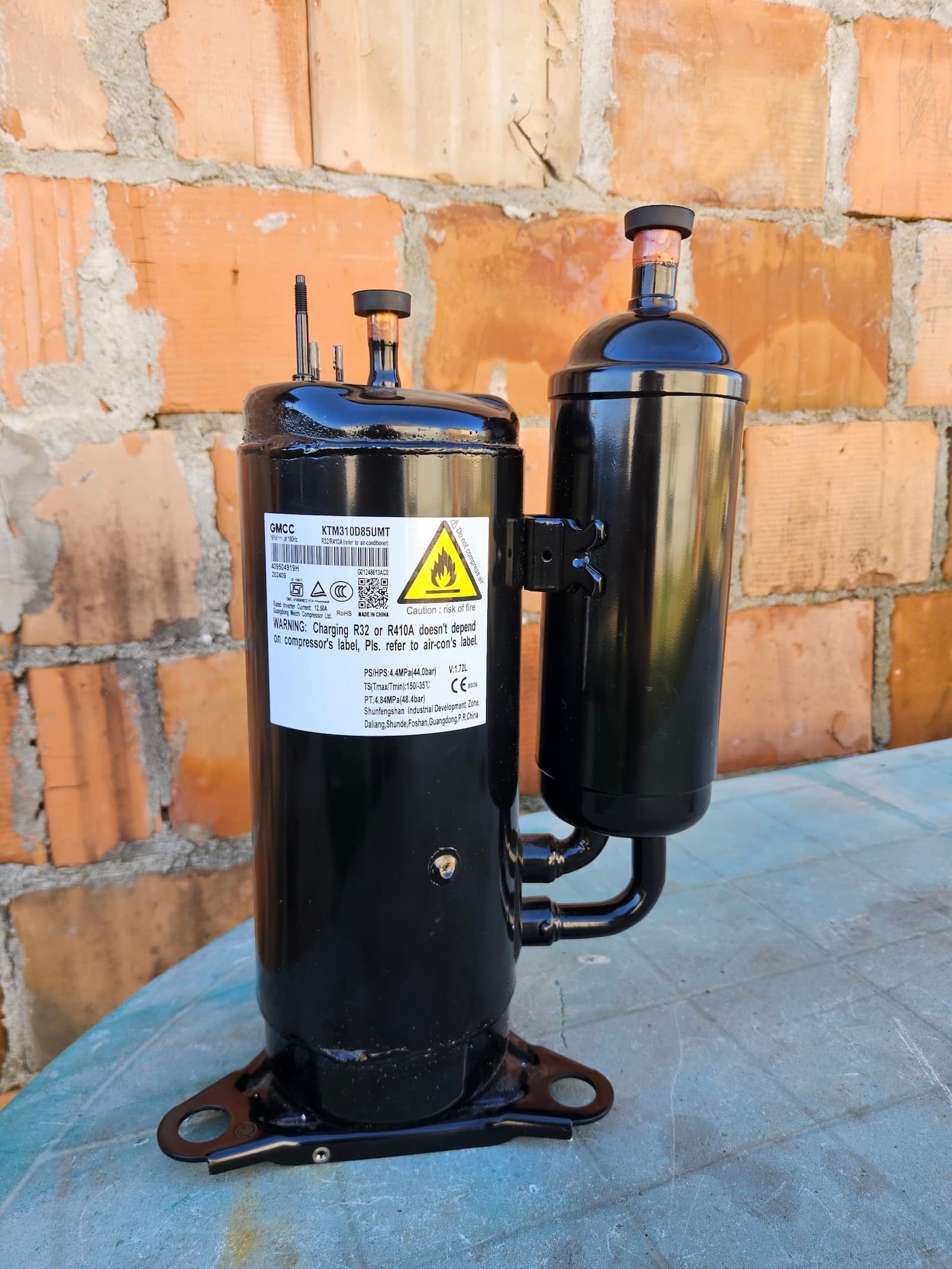 Novi rotacioni kompresor spreman za ugradnju. Zamena kompresora produžava životni vek klima sistema za godinama.