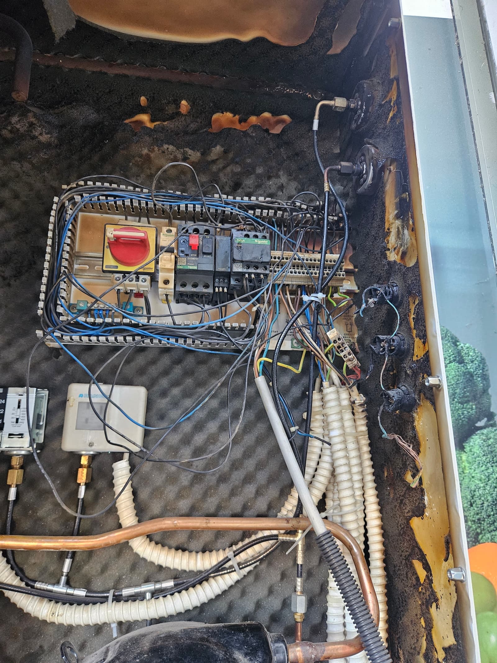 Pregorela elektro tabla rashladne spoljne jedinice pre remonta. Pregrejavanje je oštetilo izolaciju, ožičenje i kućište table, sistem je u potpunom zastoju.