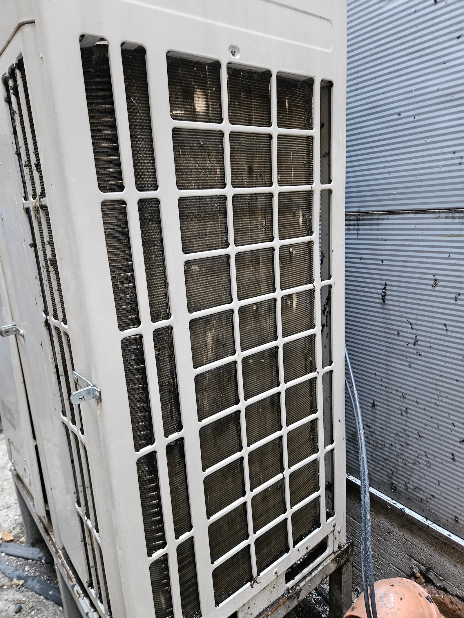 Naslaga prašine na filteru klima uređaja. Ovakvo stanje drastično smanjuje protok vazduha i povećava potrošnju struje.