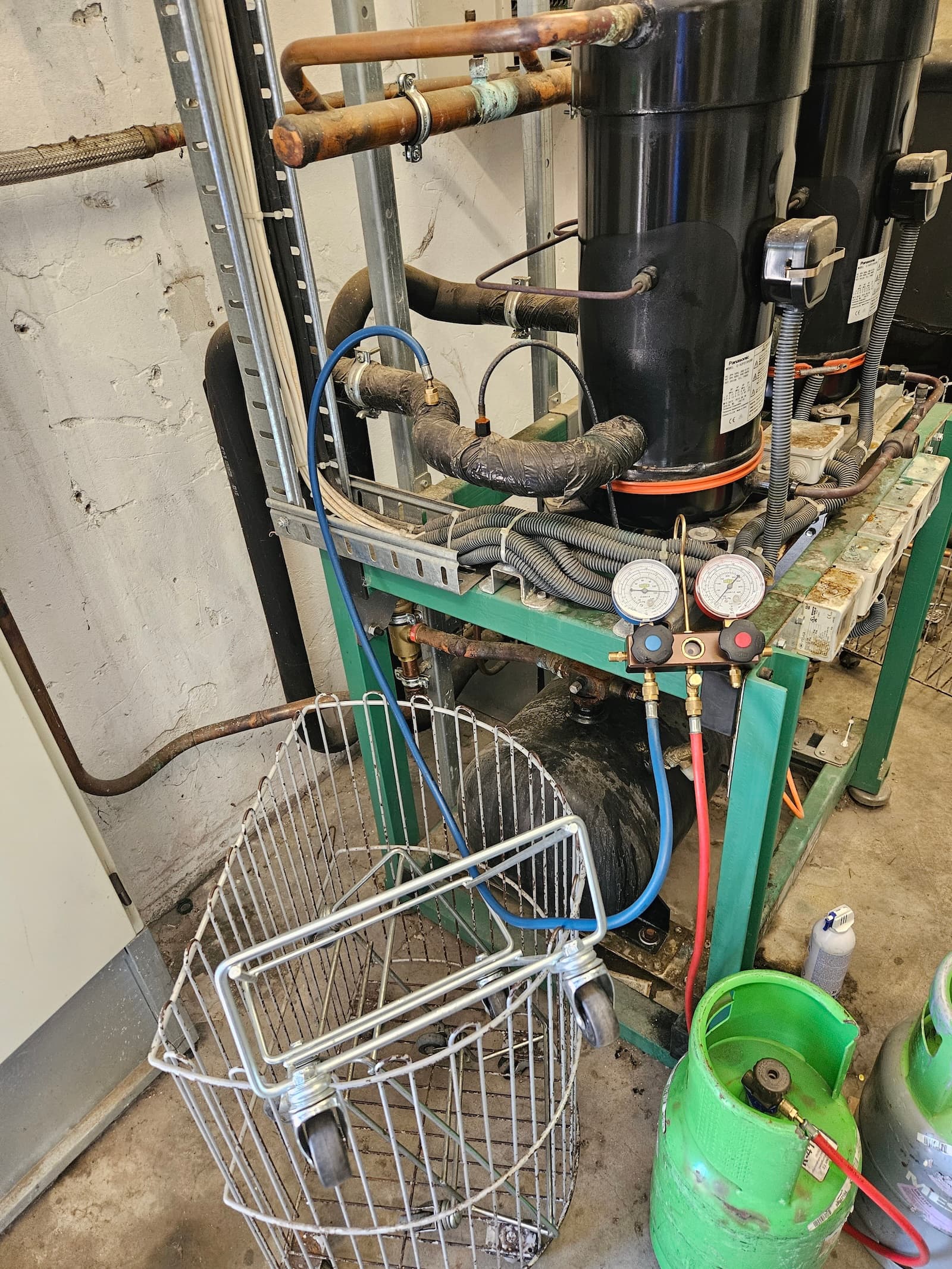 Punjenje freona na Bitzer kompresoru rashladnog sistema. Industrijski rashladni sistemi zahtevaju precizno doziranje rashladnog sredstva.