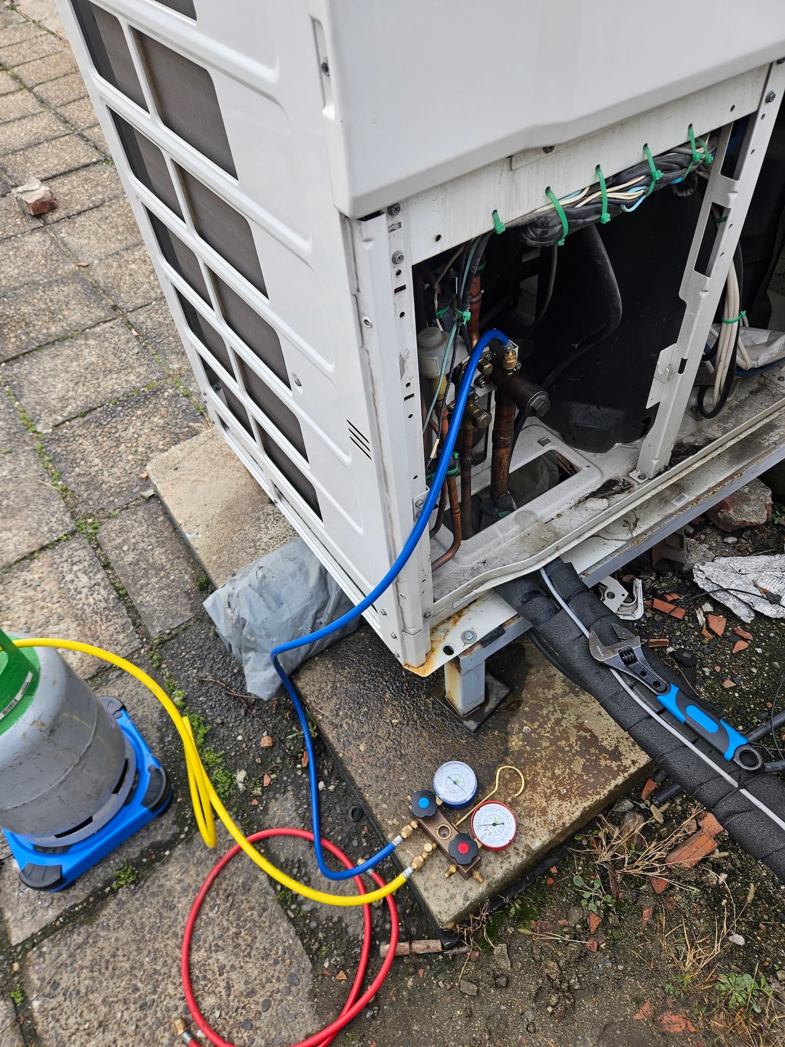 Punjenje freona spoljne klima jedinice sa manometrima. Precizno merenje pritiska za optimalno punjenje rashladnog sredstva.