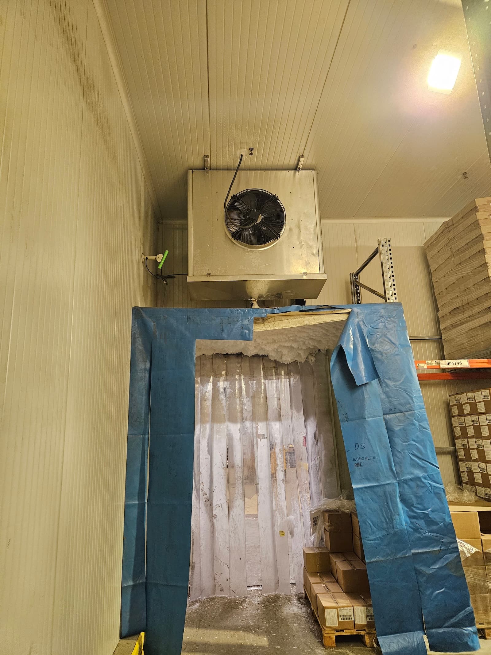 Ugradnja evaporatora sa ventilatorom u rashladnoj komori. Pravilna distribucija hladnog vazduha za ravnomerno hlađenje.