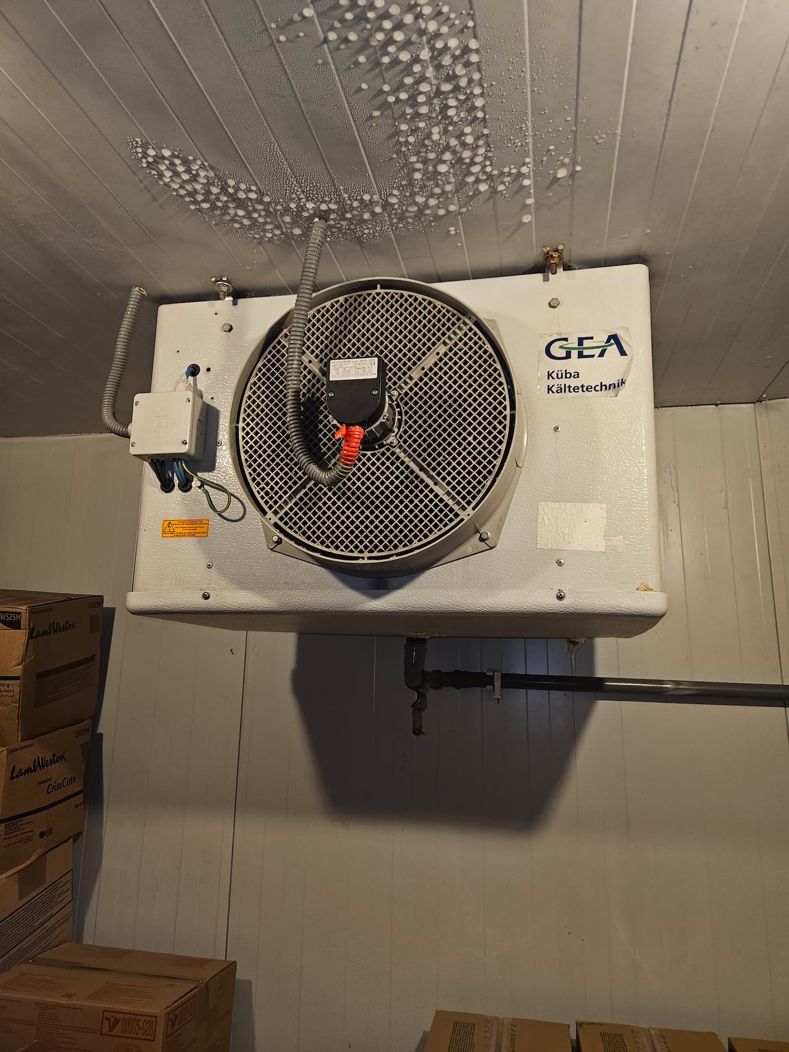 Montaža GEA evaporatora u rashladnoj komori. Profesionalna ugradnja industrijskog evaporatora za optimalnu rashladnu moć.