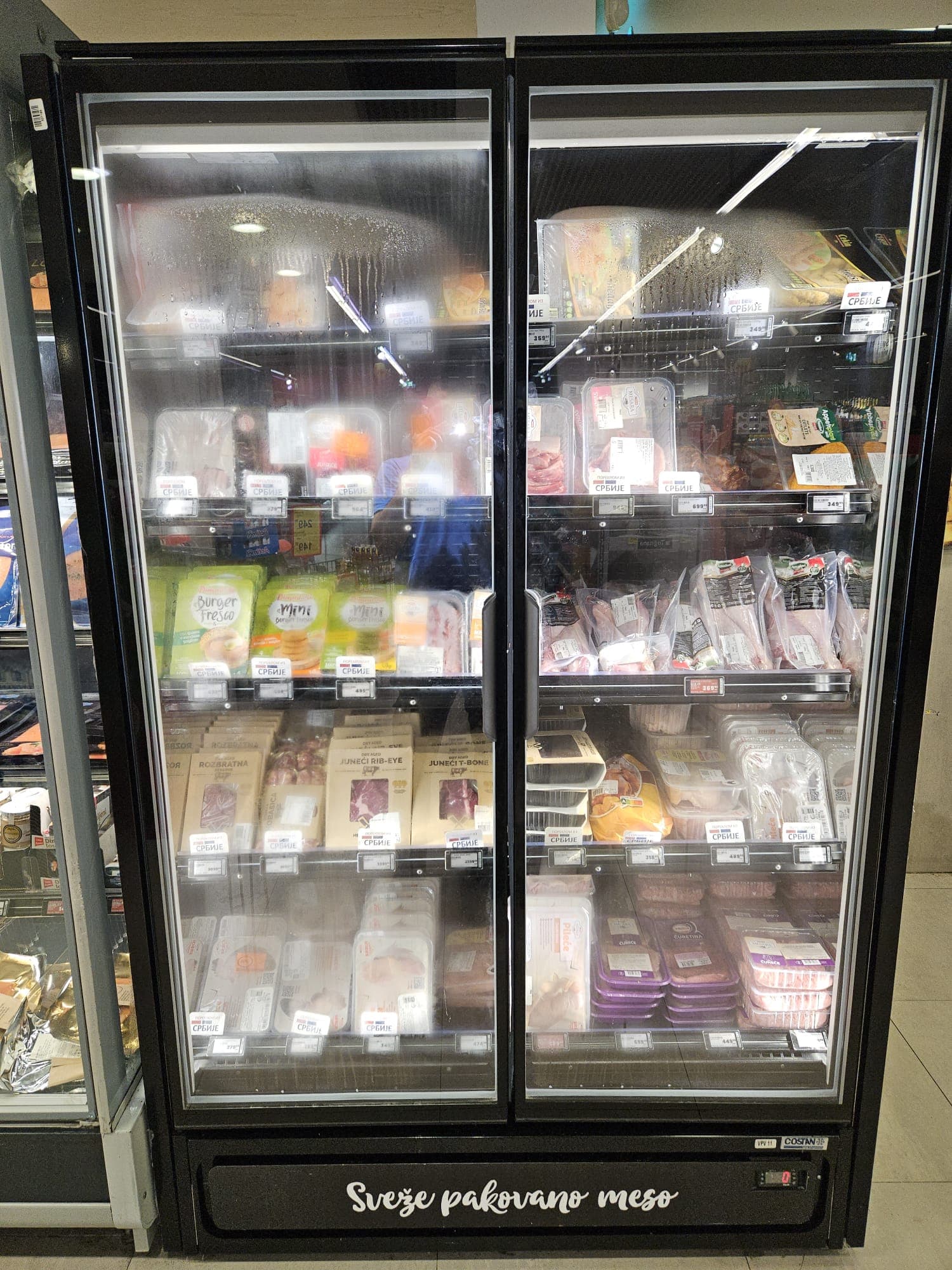 Dvokrilna rashladna vitrina za sveže meso u prodavnici. Održavanje optimalne temperature za bezbednost namirnica.