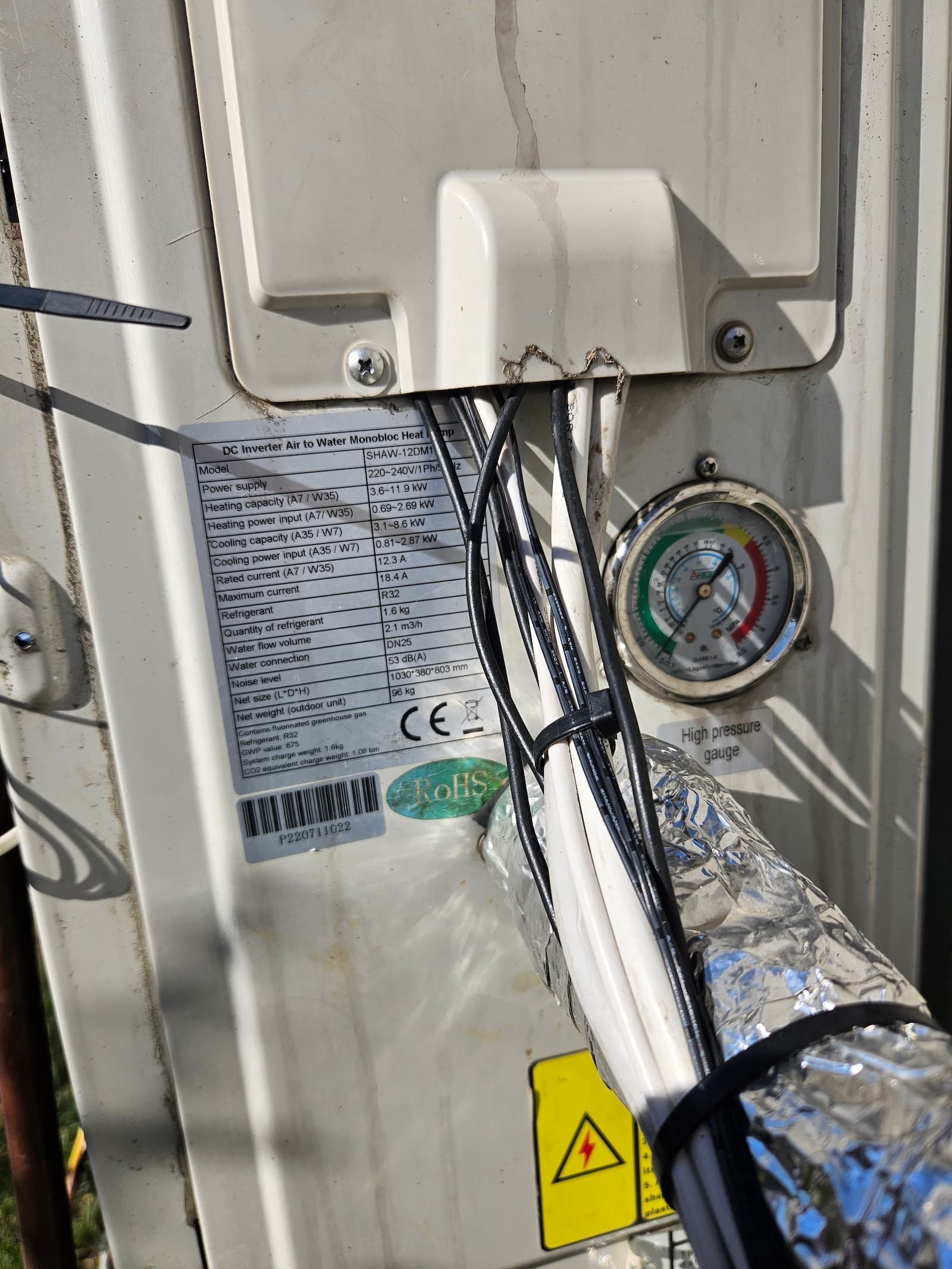 Manometar pritiska na klima sistemu sa servisnom nalepnicom. Redovna kontrola pritiska je deo preventivnog održavanja.