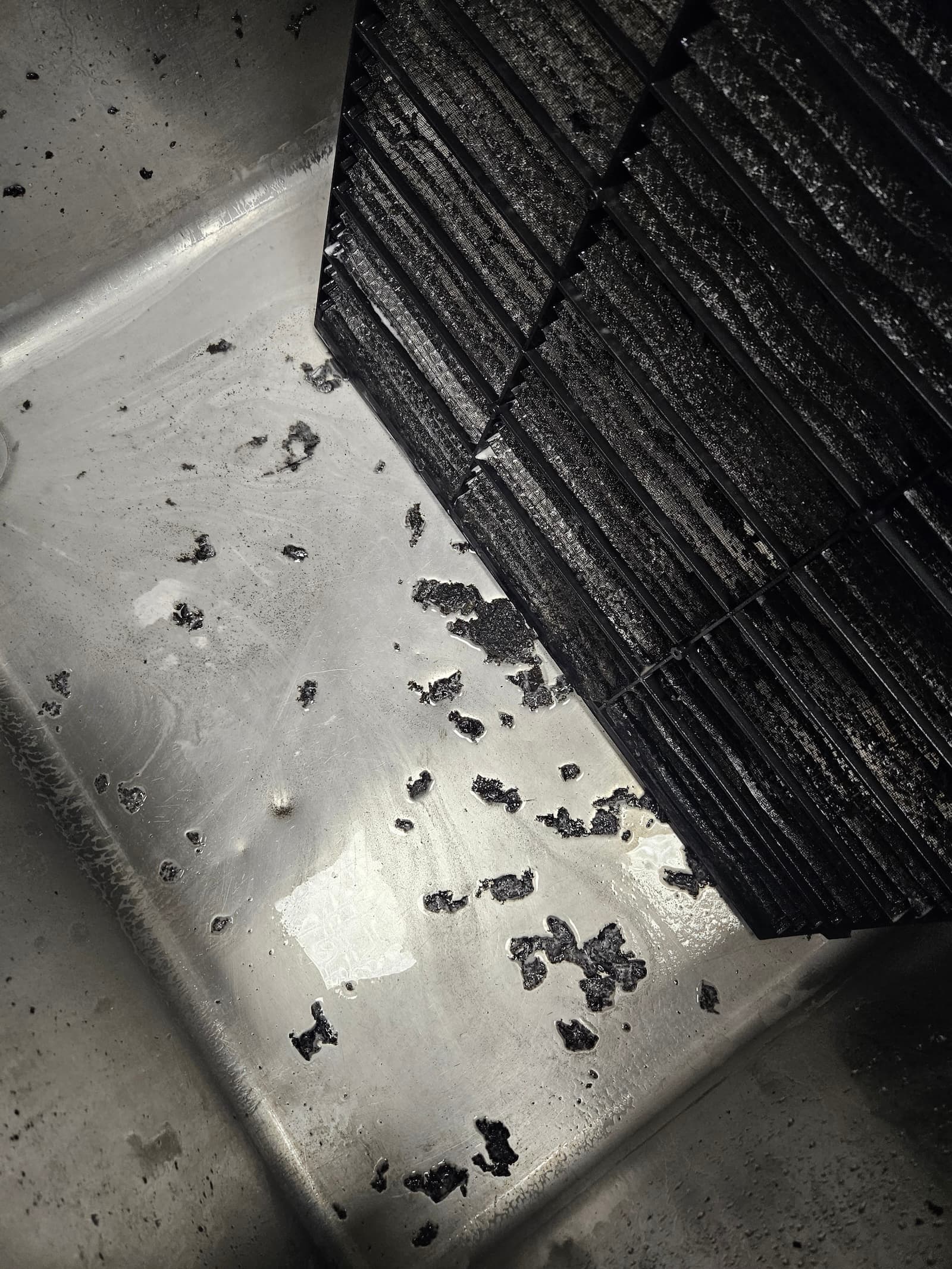 Filter klima uređaja pre i posle čišćenja. Redovan servis sprečava nagomilavanje nečistoća koje smanjuju efikasnost i kvalitet vazduha u prostoriji.