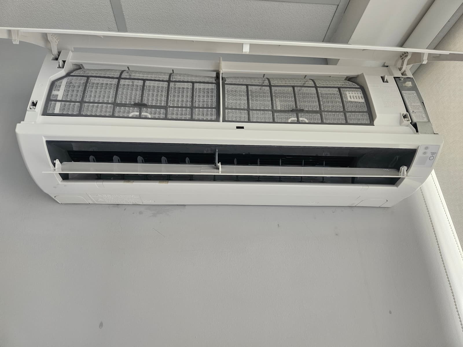 Otvorena unutrašnja jedinica klime tokom servisa. Pristupamo filterima i evaporatoru za temeljno čišćenje i dezinfekciju.