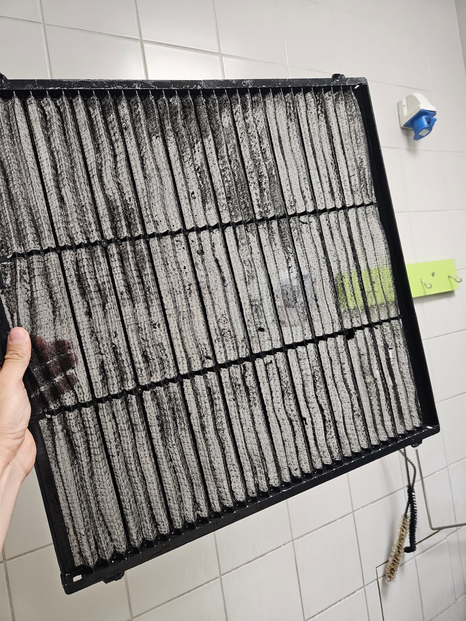 Prljav filter klima uređaja pre čišćenja. Nakupljena prašina i nečistoće značajno smanjuju rashladni kapacitet i kvalitet vazduha.