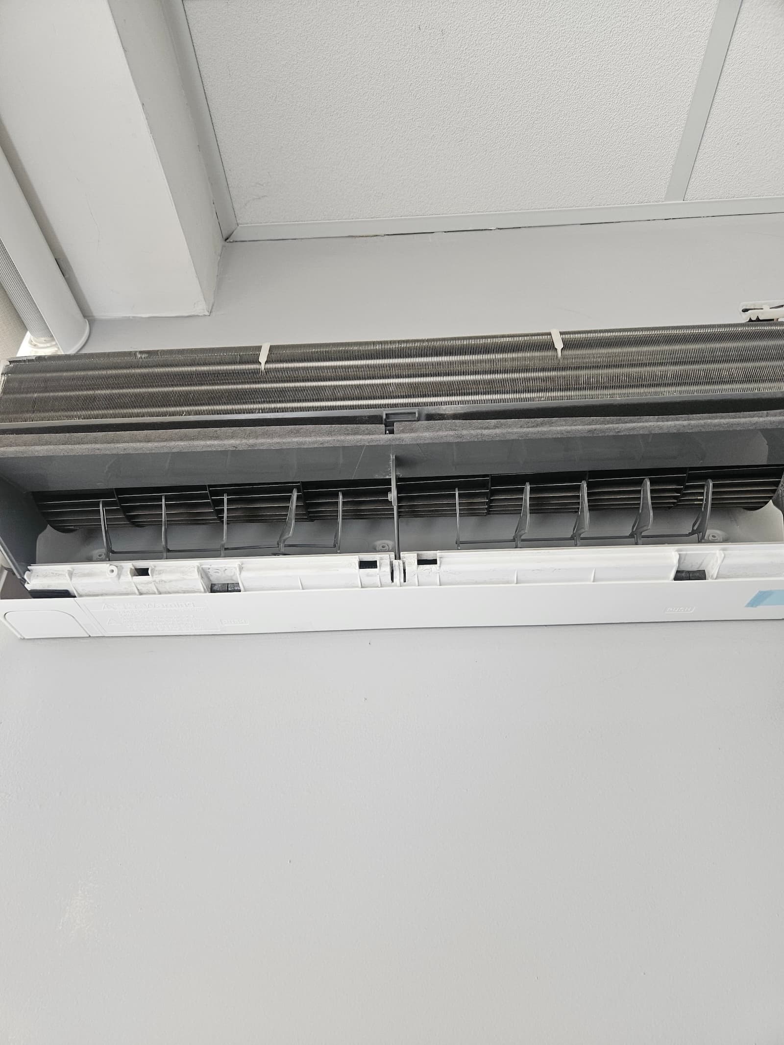 Otvoren split sistem klime, pristup evaporatoru. Detaljno čišćenje lamela evaporatora za bolji prenos toplote.