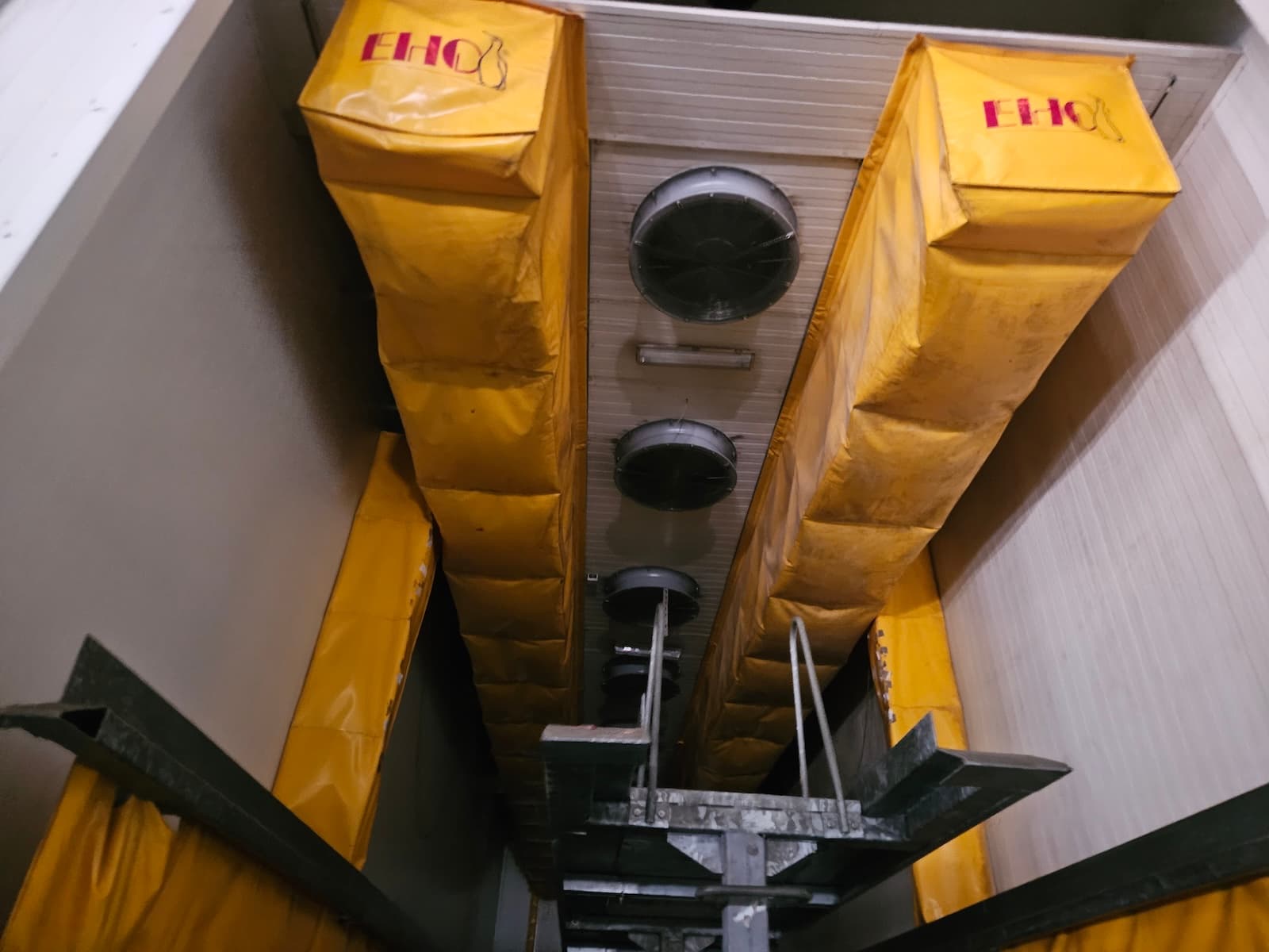 Ventilacioni kanali šok komore za brzo zamrzavanje. Specijalizovani sistem za ultra-brzo hlađenje proizvoda.