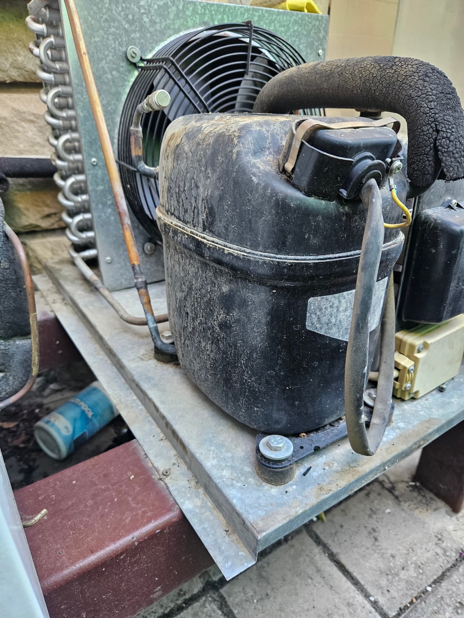 Stari kompresor rashladne vitrine spreman za zamenu. Pravovremena zamena sprečava skuplje kvarove.