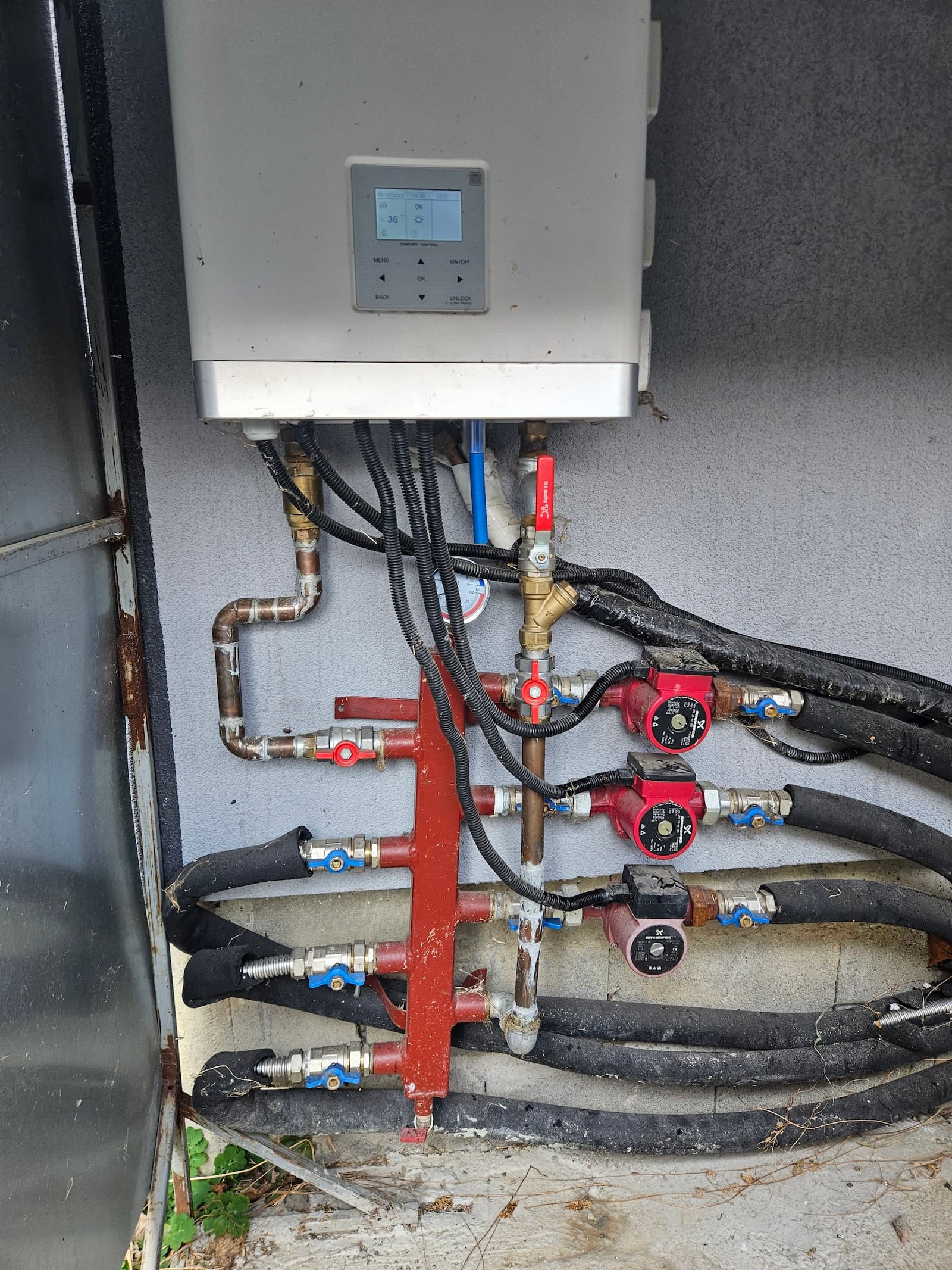 Hidraulična instalacija toplotne pumpe sa cirkulacionim pumpama. Efikasno grejanje i hlađenje kroz jedan sistem.