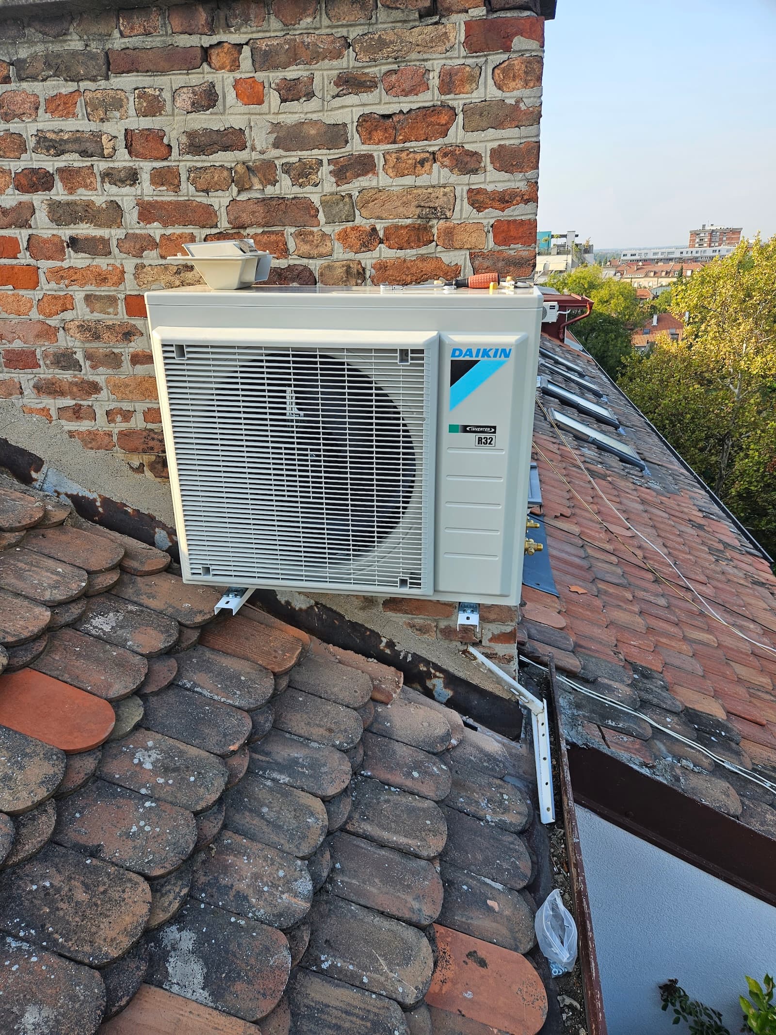 Profesionalna ugradnja Daikin spoljne jedinice na fasadi kuće. Pravilan položaj i siguran montažni nosač za dugotrajan rad.