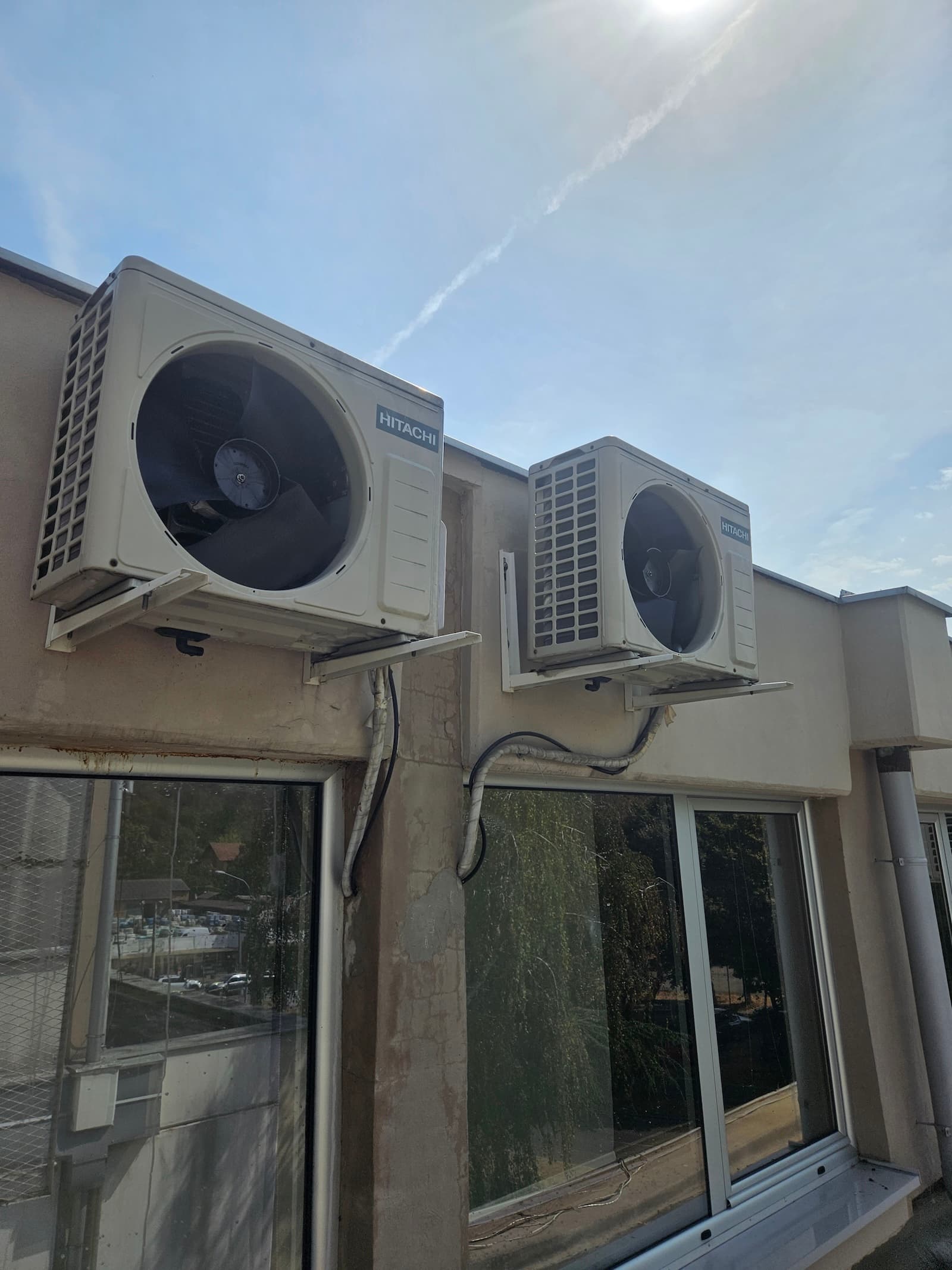Ugradnja Hitachi spoljne jedinice na fasadi stambene zgrade. Precizna montaža sa poštovanjem svih tehničkih standarda.