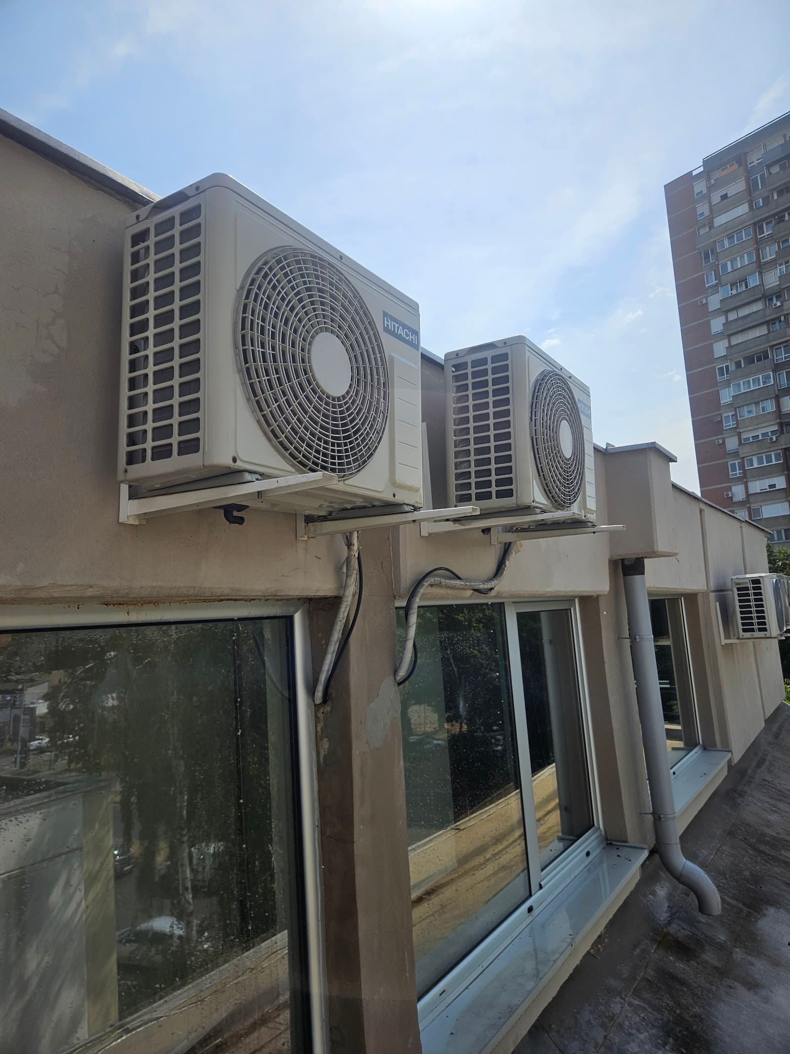 Montaža spoljnih jedinica klima sistema na poslovnoj zgradi. Profesionalna ugradnja za komercijalne objekte.