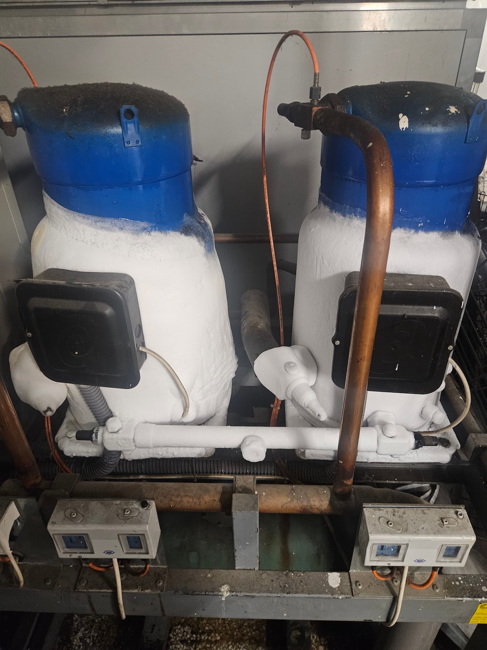 Zamrznut isparivač rashladne jedinice, led na lamelama. Tipičan simptom kvara koji zahteva hitnu dijagnostiku.