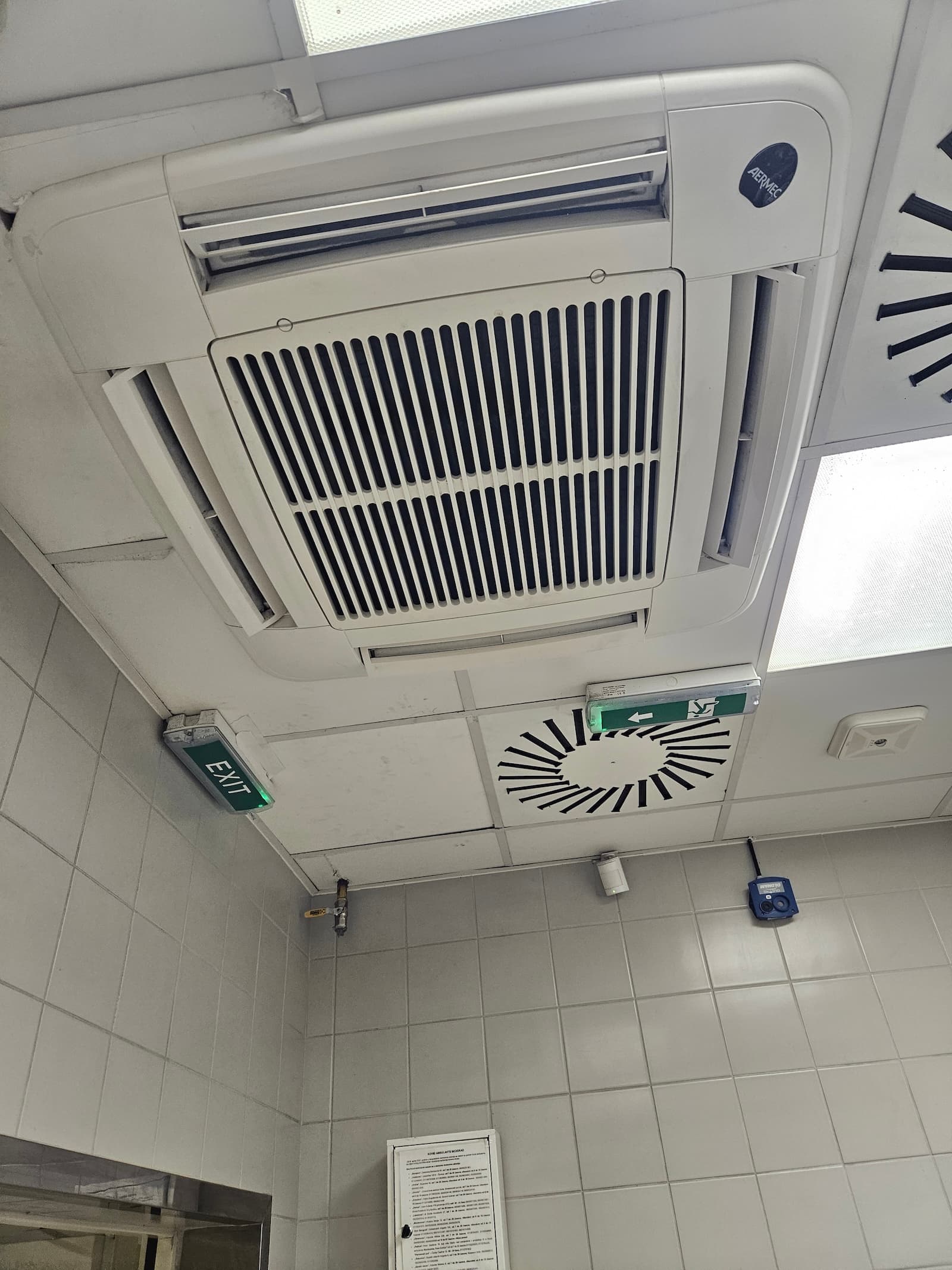 Zidna klima u komercijalnom prostoru, kuhinja. Odabir pravog mesta za ugradnju je ključan za ravnomerno hlađenje.